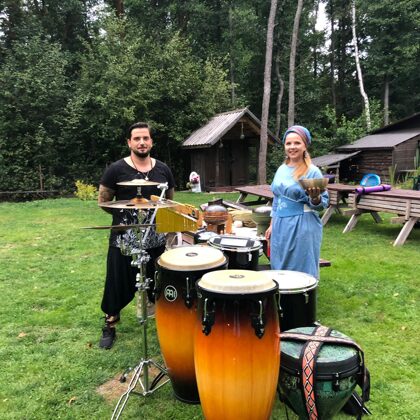 Bungu ritmi, gongi skaņas un kustība